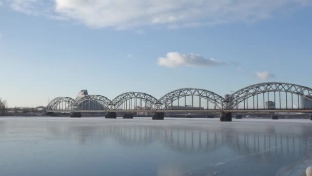 Гипперлапс реки и библиотеки Риги, зимнее время — стоковое видео