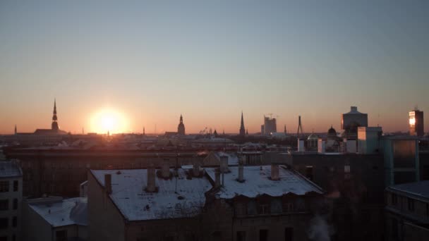 Riga Down Town Cathedral Cúpula do pôr-do-sol timelpse, inverno time-lapse — Vídeo de Stock