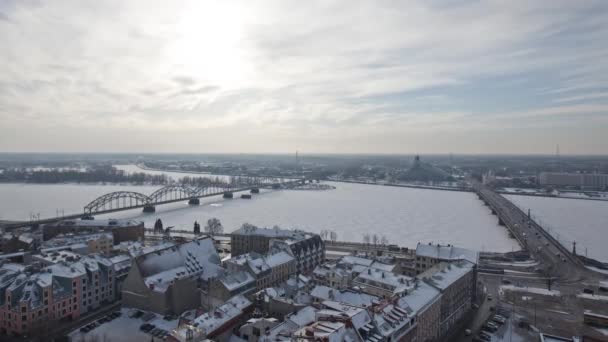 리가 내려 마을 성당 돔 Daugava 강과 다리 timelapse, 겨울 시간 경과 — 비디오