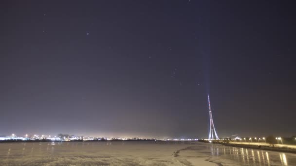 Ніч Ризі місто зимові timelapse, ліхтарі, мосту річки Даугава — стокове відео