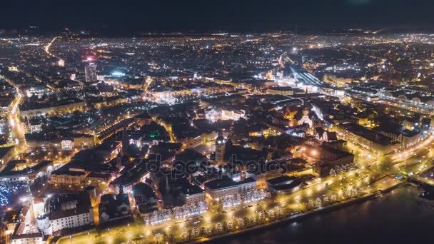 Noche Riga ciudad invierno DRONE timelapse, luces, puente, río Daugava — Vídeos de Stock