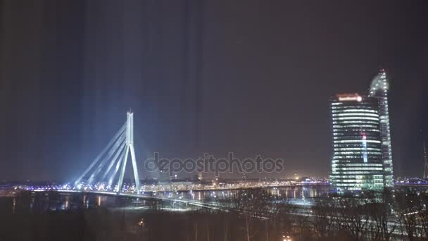 Nuit Riga ville hiver timelapse, lumières, pont, rivière Daugava — Video