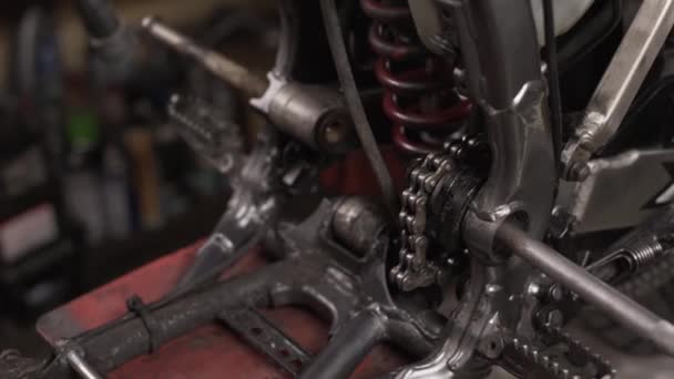 Bike engine part aluminium bike frame part and chain — Stock Video