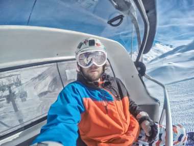 Alp Dağları güneşli gün asansörde, Snowboarder