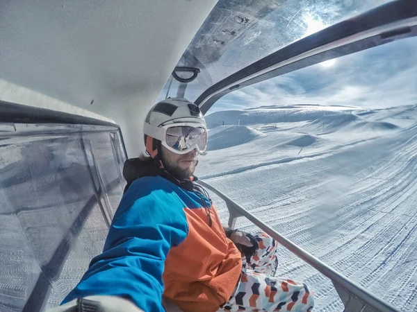 Snowboarder στο ασανσέρ σε Άλπεις Όρη ηλιόλουστη μέρα — Φωτογραφία Αρχείου