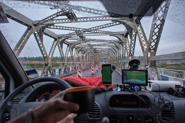 Roadtrip navigation bridge in car with drain of tea