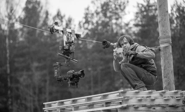 Homem da câmera com câmera dslr cablecam e gimbal — Fotografia de Stock