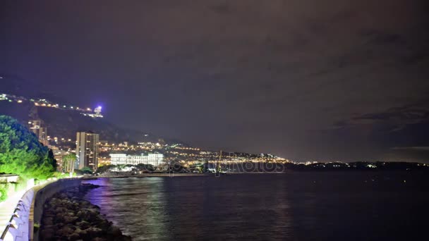 Monaco şehir şehir Monte Carlo gecesi hızlandırılmış gökyüzü ve deniz — Stok video