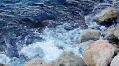 Monaco görünümüne mavi deniz deniz gelgit taşlar