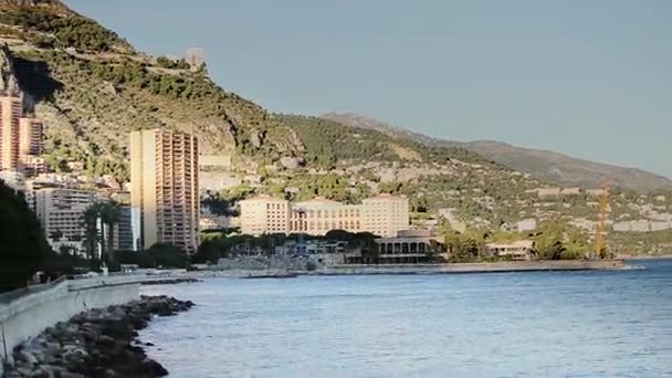 Monaco şehir şehir Monte Carlo Caddesi palmiye güneşli gün görünümüne mavi deniz deniz gelgit taşlar — Stok video