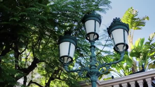 Столп улиц Монте-Карло с фонарями — стоковое видео