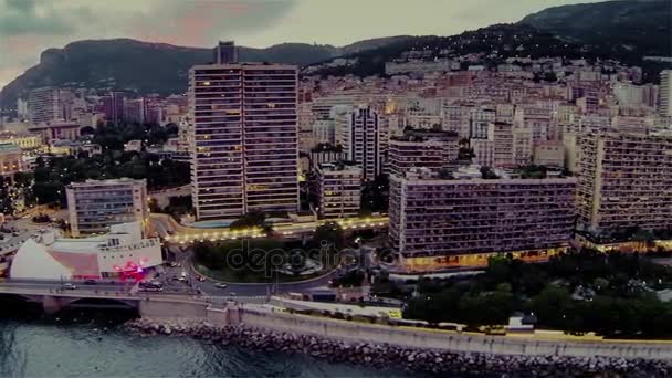 Monaco stad Monte Carlo Drone flyg port yahts havet flats kväll — Stockvideo