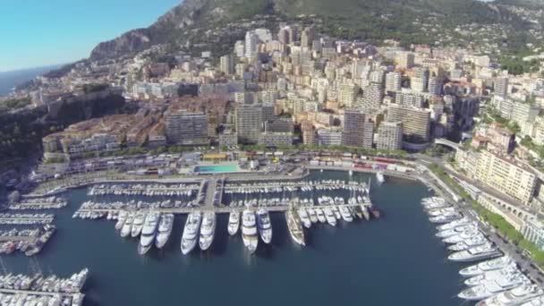Ciudad de Mónaco Monte Carlo Puerto de vuelo Drone yahts sea flats — Vídeo de stock