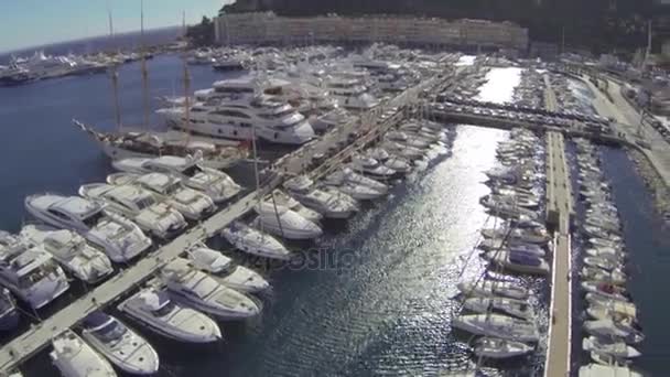 Mônaco cidade Monte Carlo Drone voo porto yahts mar flats — Vídeo de Stock