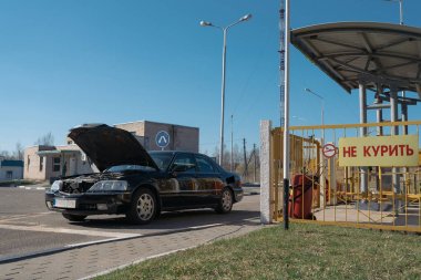 Araba lpg istasyonu güneşli gün yakıt üzerinde