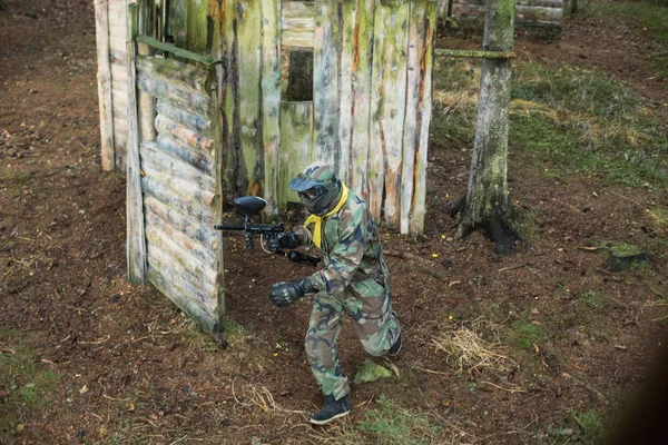 Paintball campo de jogos arena com armas e treinamento máscara — Fotografia de Stock