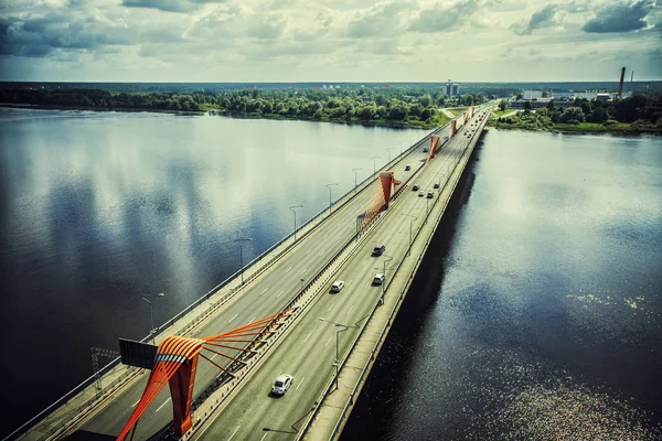 Ponte da cidade de Riga drone atirando acima do rio daugava — Fotografia de Stock