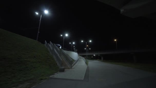 Noche ciudad puente stedicam Riga ciudad por la noche — Vídeo de stock