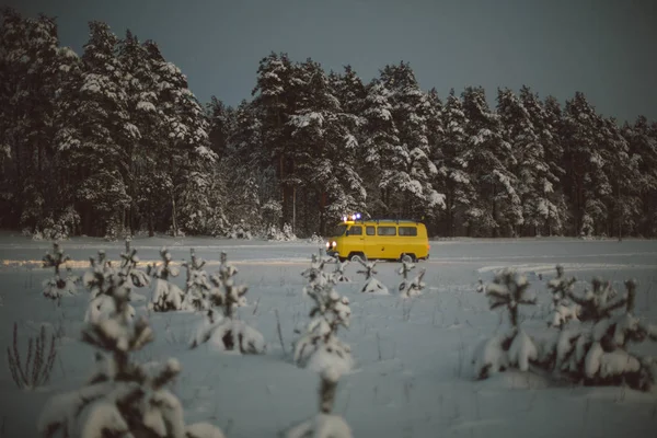 Vintage ussr amarillo van invierno nieve bosque — Foto de Stock