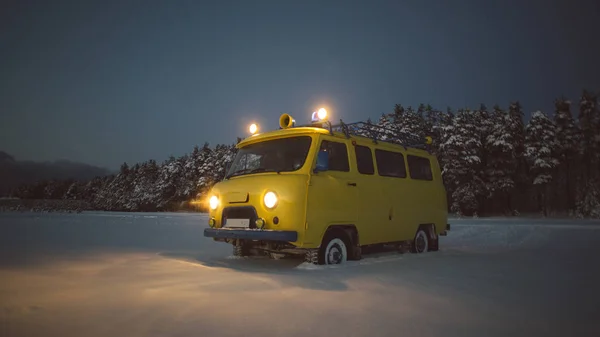 Vintage ussr gele van winter snow forest — Stockfoto