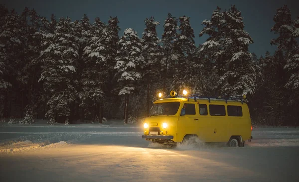 Vintage ussr gele van winter snow forest — Stockfoto