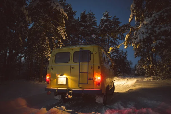 Vintage ussr giallo van inverno neve foresta — Foto Stock