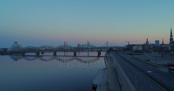 도시도로 및 강 기차 다리 저녁과 밤 시간 오래 된 도시 리가 무인 항공기 비행 — 비디오