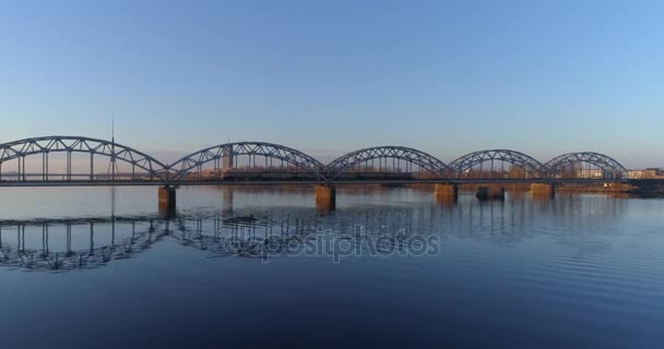 Riga città mattina alba Città vecchia Riga Drone volo su Strade e Ponte dei treni — Video Stock
