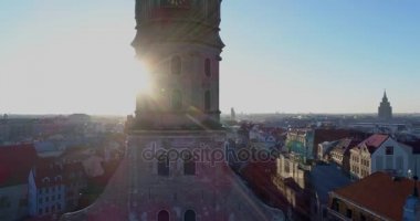 Riga şehir Kilisesi gündoğumu binalar eski aşağı şehrin dron