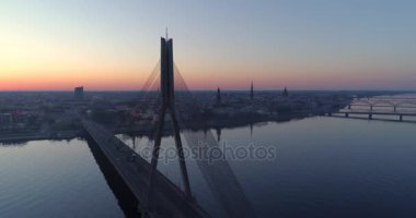 Riga şehir sabah gündoğumu Old town Riga Drone uçuş yollar, üzerinden köprü ve Daugava Nehri