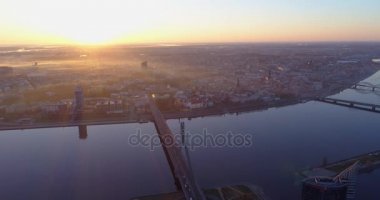 Riga şehir sabah gündoğumu Old town Riga Drone uçuş yollar, üzerinden köprü ve Daugava Nehri