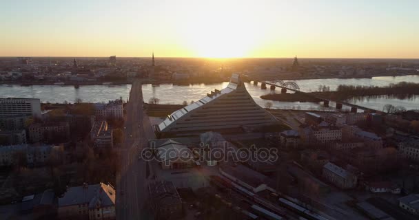 Riga cidade manhã nascer do sol Cidade velha Riga Drone voo sobre estradas, ponte e rio Daugava, biblioteca nacional — Vídeo de Stock