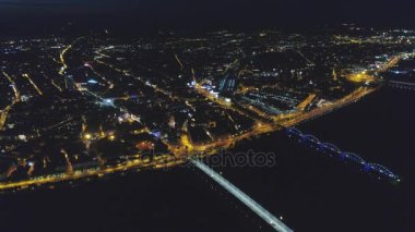 Riga şehir gece zaman köprü sonbahar Drone uçuş