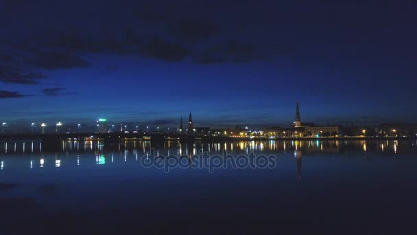 Ciudad de Riga Puente nocturno Autumn Drone vuelo — Vídeo de stock
