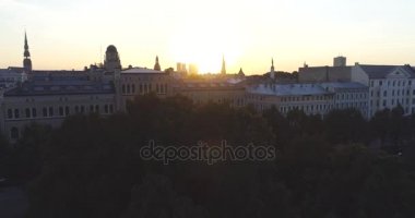 Riga şehir ve akşam saat gün batımı eski şehir Riga Drone uçuş yolları ve piyasa üzerinde