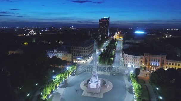 Ciudad de Riga Puente nocturno Vuelo Drone Otoño Milda — Vídeo de stock