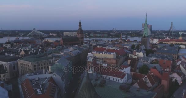 Ciudad de Riga Edificios nocturnos de otoño Old Down Town Drone — Vídeo de stock