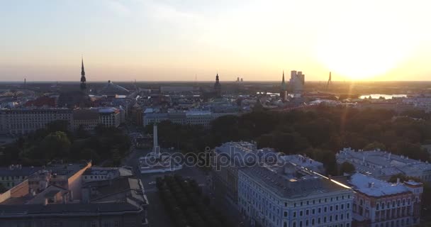 Riga şehir ve akşam saat gün batımı eski şehir Riga Drone uçuş yolları ve piyasa üzerinde — Stok video