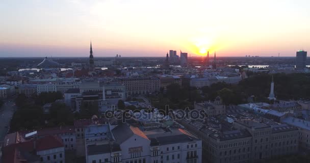 Ciudad de Riga y atardecer Ciudad Vieja Riga Vuelo con drones sobre caminos y mercado — Vídeo de stock