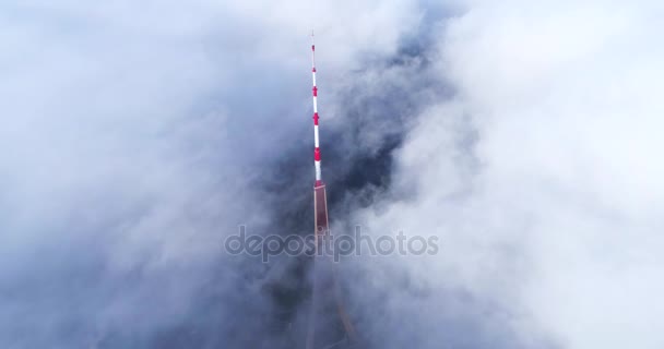 Fernsehturm trübt Drohnen-Absturz über Wolken — Stockvideo