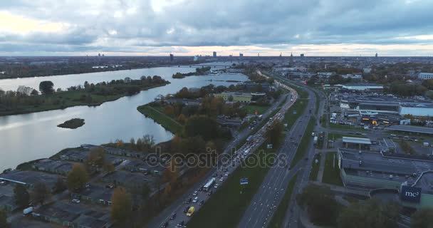 Ciudad de Riga Old Down Town Autumn Drone Tiempo de vuelo nocturno — Vídeo de stock