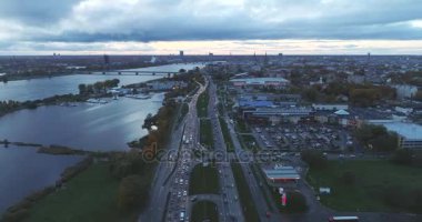 Riga şehir eski aşağı şehir sonbahar Drone uçuş akşam saat