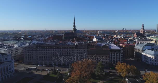 Ciudad de Riga Otoño amanecer edificios casas vivientes Drone — Vídeos de Stock