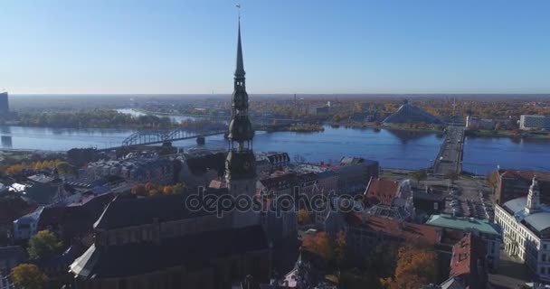 Ciudad de Riga Iglesia sunrise edificios Old Down Town Drone — Vídeos de Stock