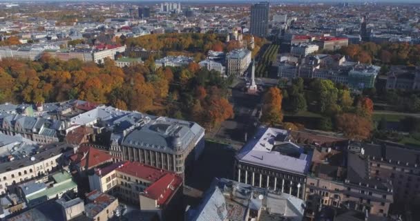 Riga city höst sunrise byggnader bor hus Drone — Stockvideo