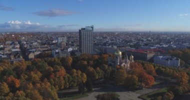 Riga şehir sonbahar gündoğumu binalar yaşayan Drone evler
