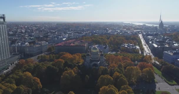 Riga city höst sunrise byggnader bor hus Drone — Stockvideo