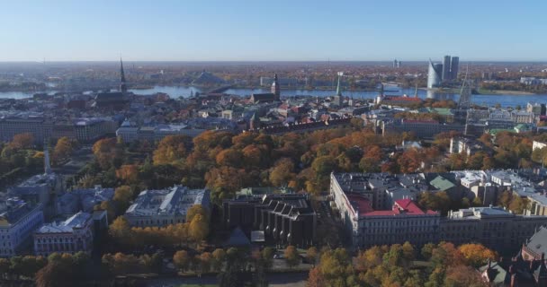 Riga city höst sunrise byggnader bor hus Drone — Stockvideo