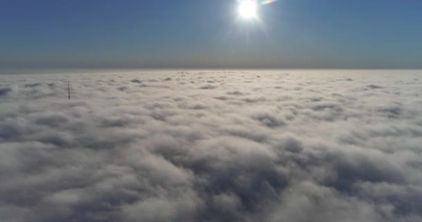 Облака с голубым чистым небом с помощью Дрона — стоковое видео
