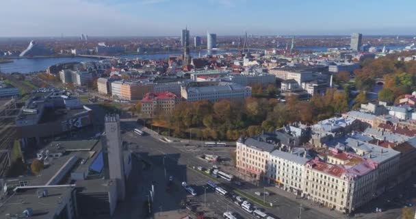 Riga cidade Outono nascer do sol edifícios casas de estar Drone — Vídeo de Stock